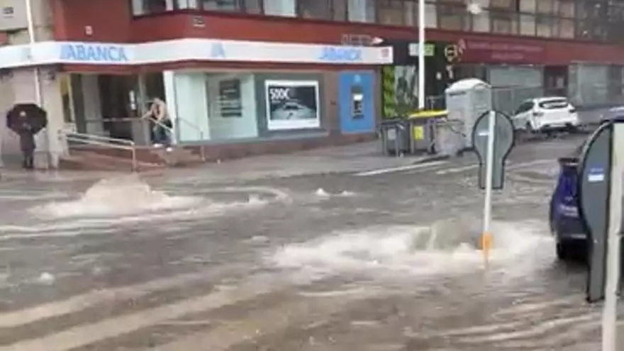Una gran tromba de agua causa inundaciones en varios puntos de A Coruña
