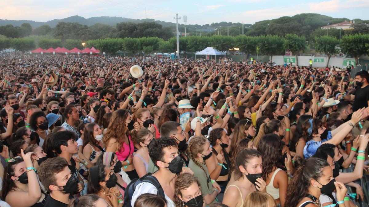 Pla general del públic durant l&#039;actuació de Stay Homas al Canet Rock. Imatge del 3 de juliol del 2021 (Horitzontal)