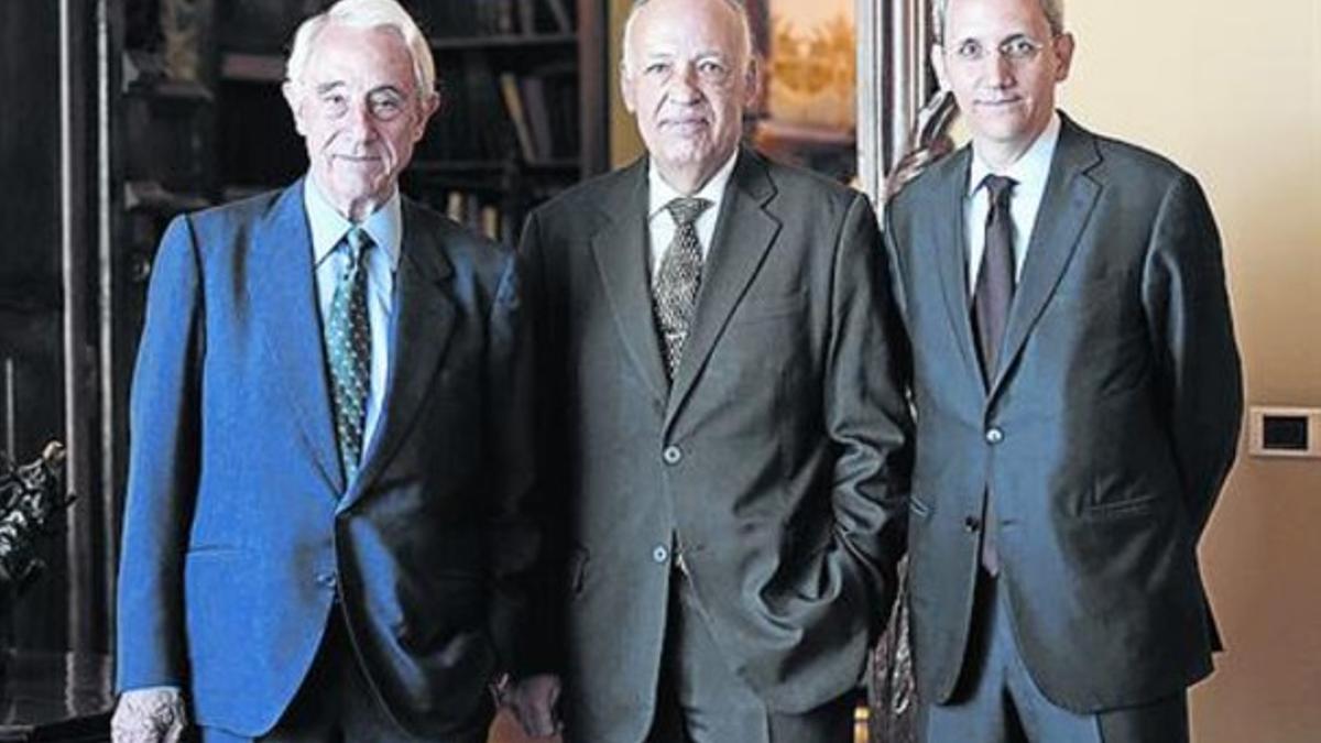 Estrategia 8 Desde la izquierda, Mercader; el consejero secretario, Javier Basáñez y Jordi Mercader Barata, director general.