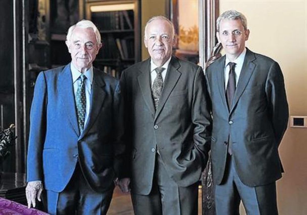 Estratègia 8 D’esquerra a dreta, Jordi Mercader; el conseller secretari, Javier Basáñez, i Jordi Mercader Barata, director general. Estratègia 8 D’esquerra a dreta, Jordi Mercader; el conseller secretari, Javier Basáñez, i Jordi Mercader Barata, director general.