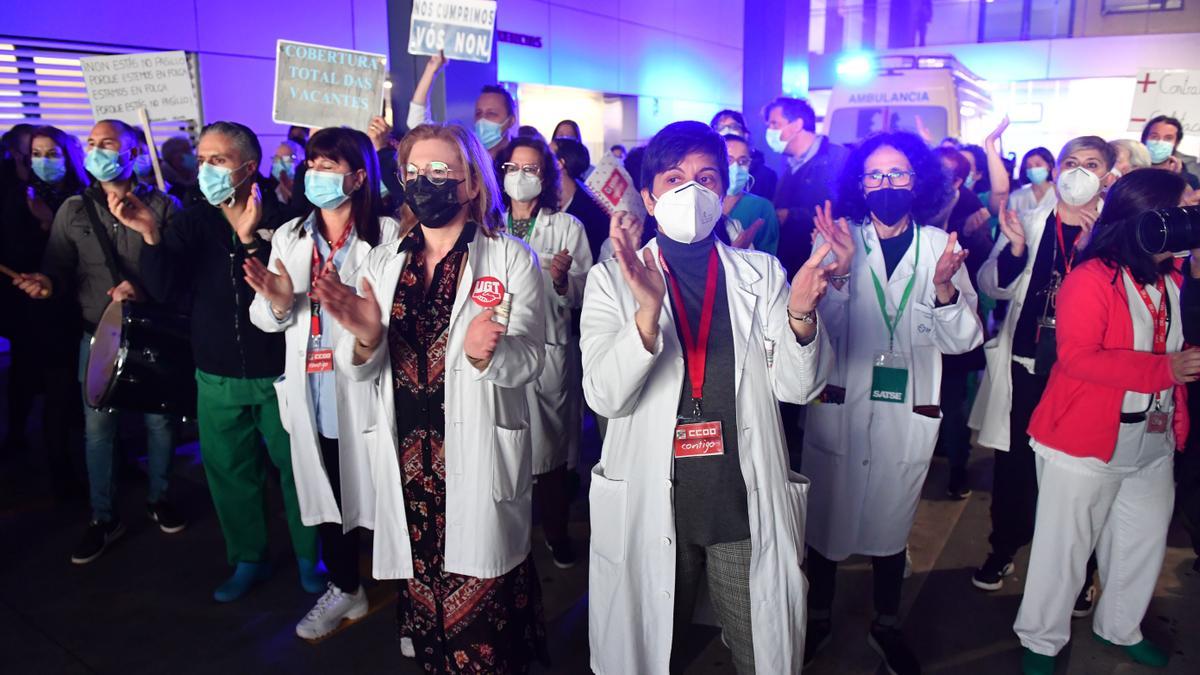 Participantes en la protesta de ayer en el entorno del Hospital de A Coruña.