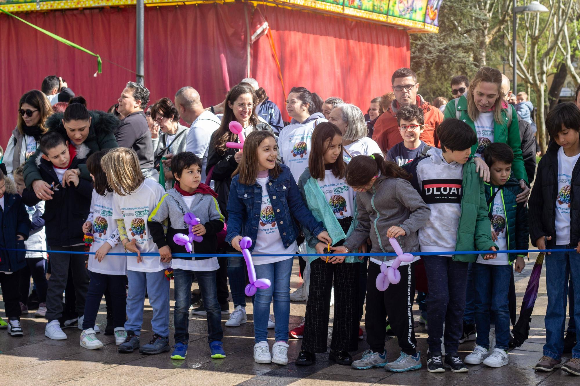 GALERÍA | Marcha solidaria por el autismo en Zamora: cuentos, magia y baile