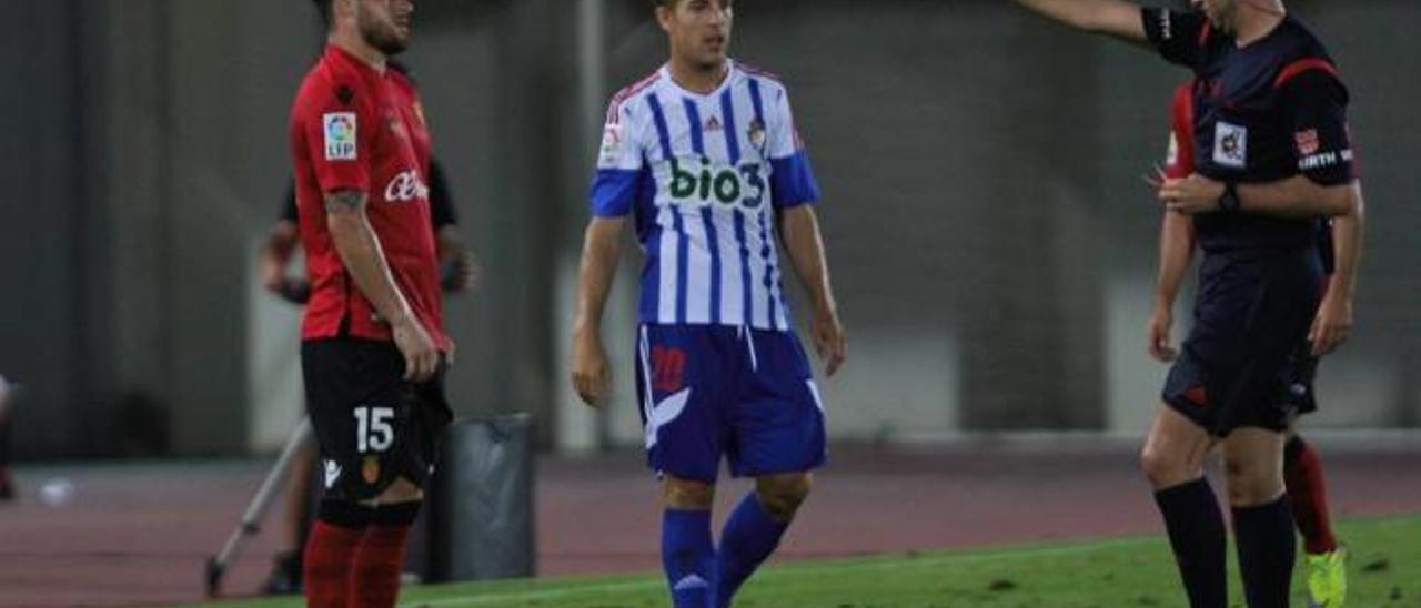 Momento en el que el colegiado Ocon Arraiz expulsa a Javier Acuña del terreno de juego.