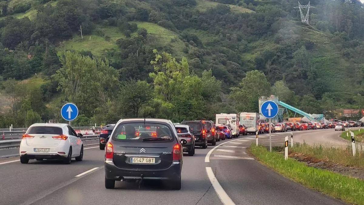 Atasco en la autovía de Oviedo-Campomanes (A-66).