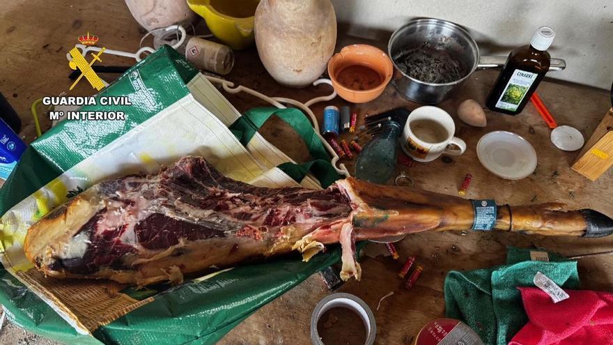 Roba un jamón de bellota en un supermercado de Sineu y lo entrega medio comido