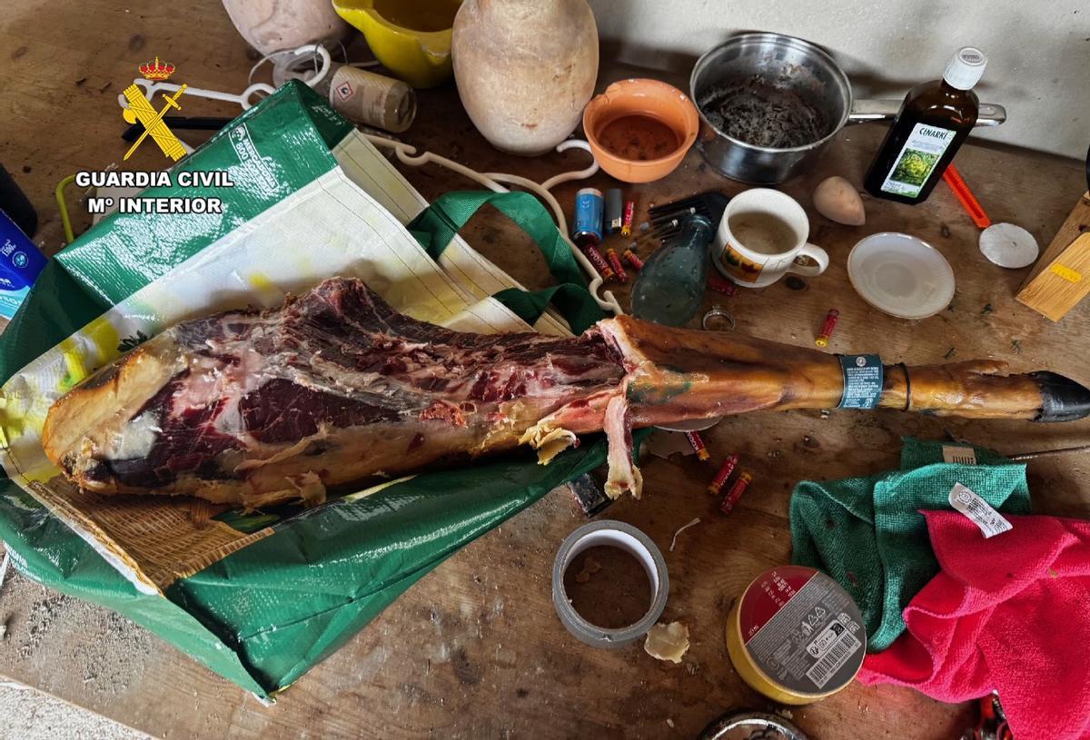 El jamón medio comido recuperado por la Guardia Civil.