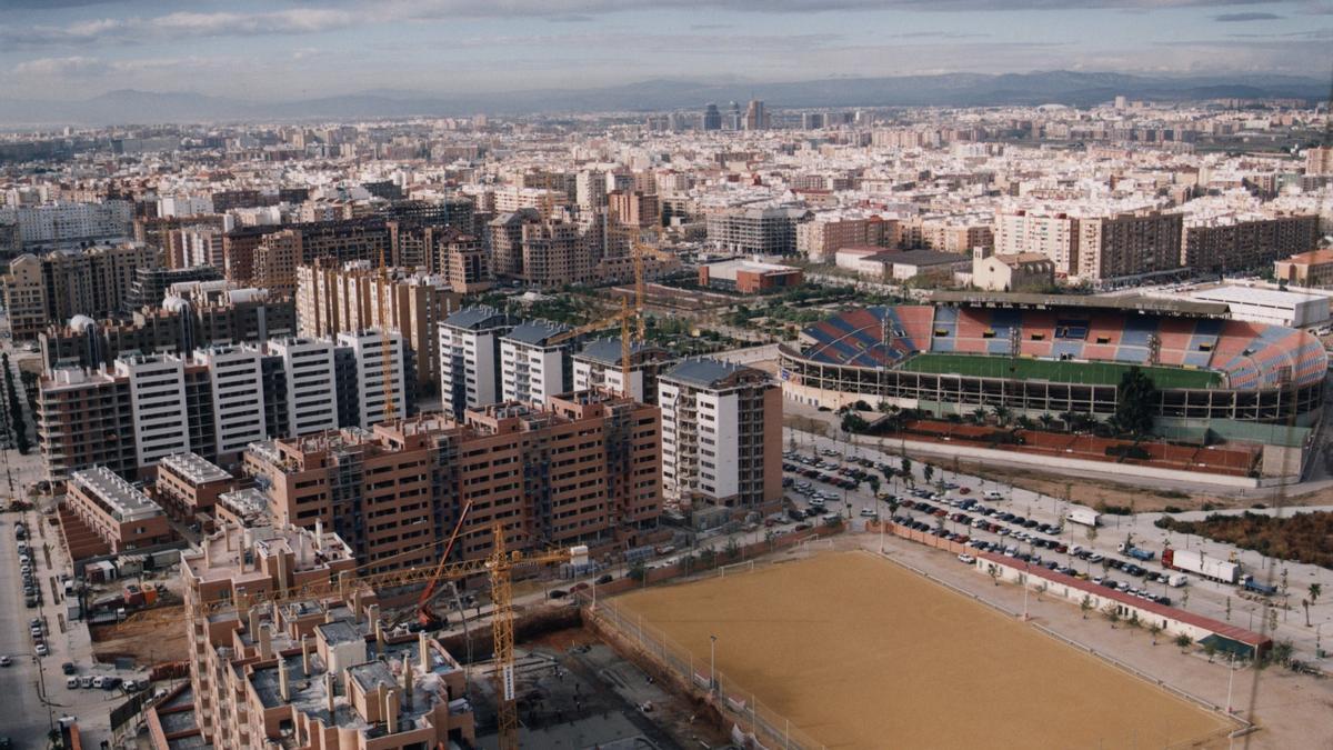El nuevo y el viejo barrio de Orriols donde destaca el campo del Levante UD como gran dotación deportiva junto a la ronda nort