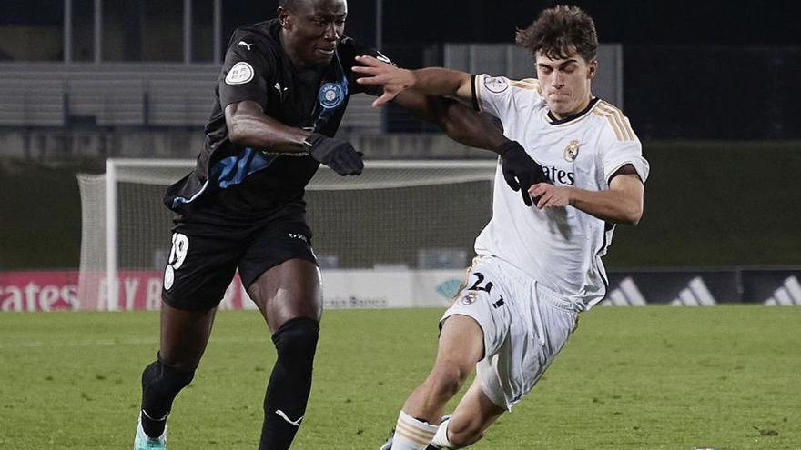 Patrick Soko lucha por un balón durante el partido que enfrentó a la UD Ibiza con el Real Madrid Castilla el pasado sábado. | UD IBIZA