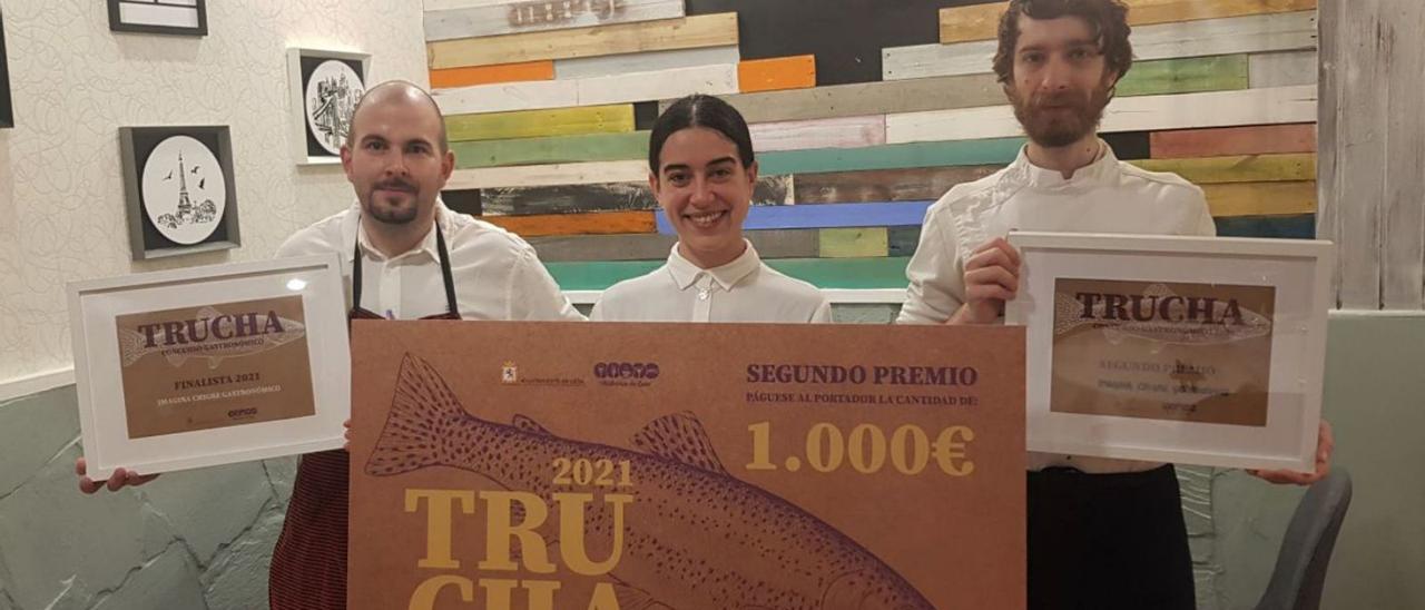 Sobre estas líneas, de izquierda a derecha, Xurde Llamedo, Lola Palacio (jefa de sala del restaurante) e Iñaki Gómez (segundo de cocina), con los atributos del premio. En el recuadro, el plato galardonado. | V. ALONSO