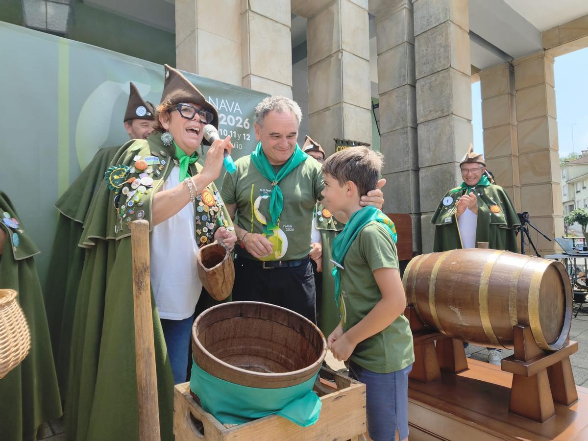 El bautismo sidrero de una veintena de bebés en el Festival de la Sidra de Nava, en imágenes