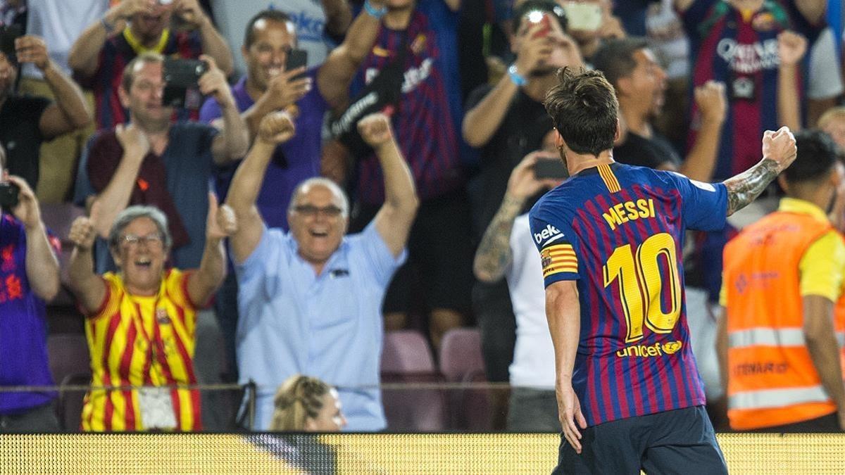 Messi celebra con la grada el primer tanto que abrió la victoria ante el Alavés