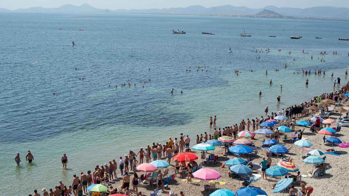 Murcia abraza al Mar Menor para reclamar su recuperación