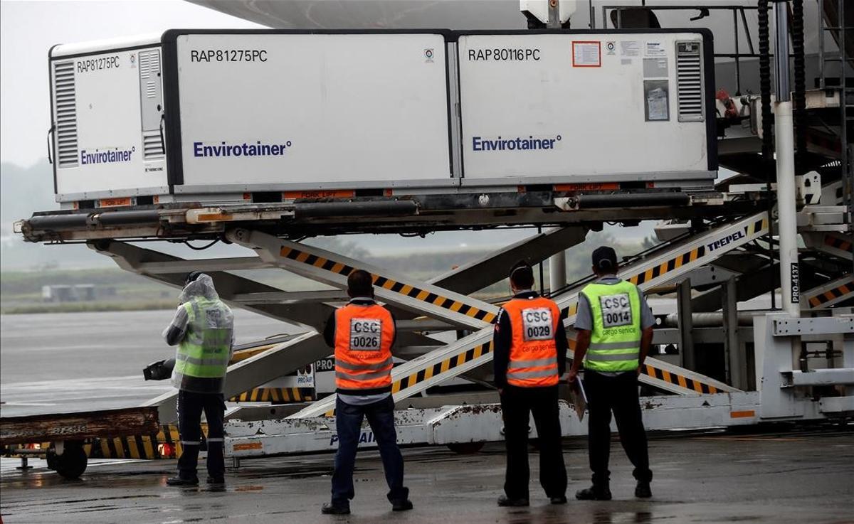Contenedores con vacunas del coronavirus en un aeropuerto de Sao Paulo (Brasil).