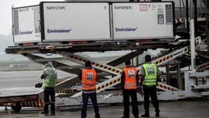 Contenedores con vacunas del coronavirus en un aeropuerto de Sao Paulo (Brasil).