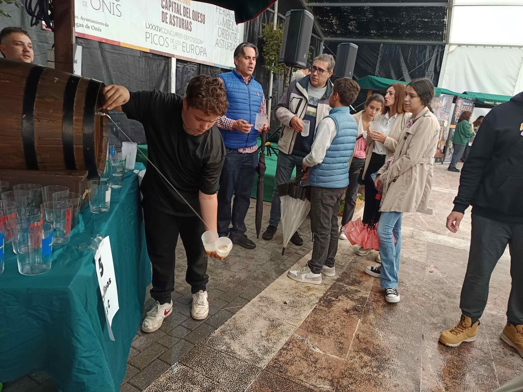 En imágenes: La lluvia no frena la XX Feria Regional de Quesos