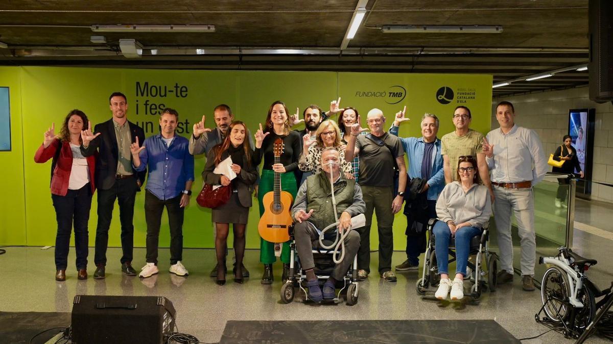 Presentación de la campaña 'Mou-te i fes un gest per l'ELA' en el vestíbulo de la estación de Metro de Universitat. POLITICA CATALUÑA ESPAÑA EUROPA BARCELONA SOCIEDAD TMB