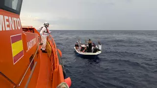 Salvamento Marítimo rescata a 21 migrantes en una patera a 40 millas de Alicante