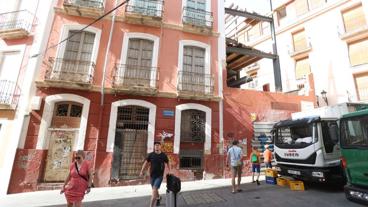 Un edificio en ruinas en el Casco Antiguo de Alicante.