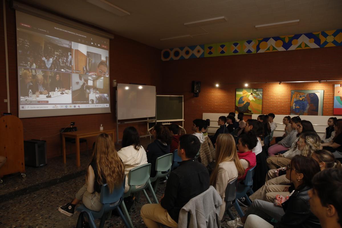 EN IMÁGENES: Así fue la visita de Adam Michnik al instituto de Roces en Gijón EN IMÁGENES: Así fue la visita de Adam Michnik al instituto de Roces en Gijón