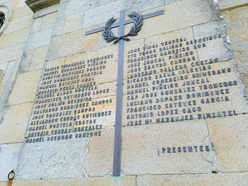 La cruz y los nombres sobre la fachada principal de la iglesia de San Martiño de Bueu. |   // S.ÁLVAREZ
