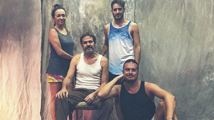 Soraya González, Severiano García, Leandro González y César Yanes durante un ensayo.