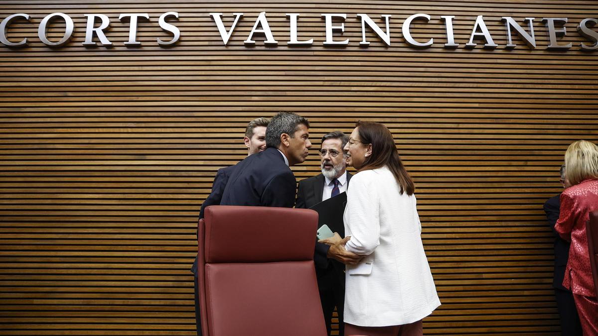 Mazón saluda a Llanos Massó tras ser elegida presidenta de las Corts.