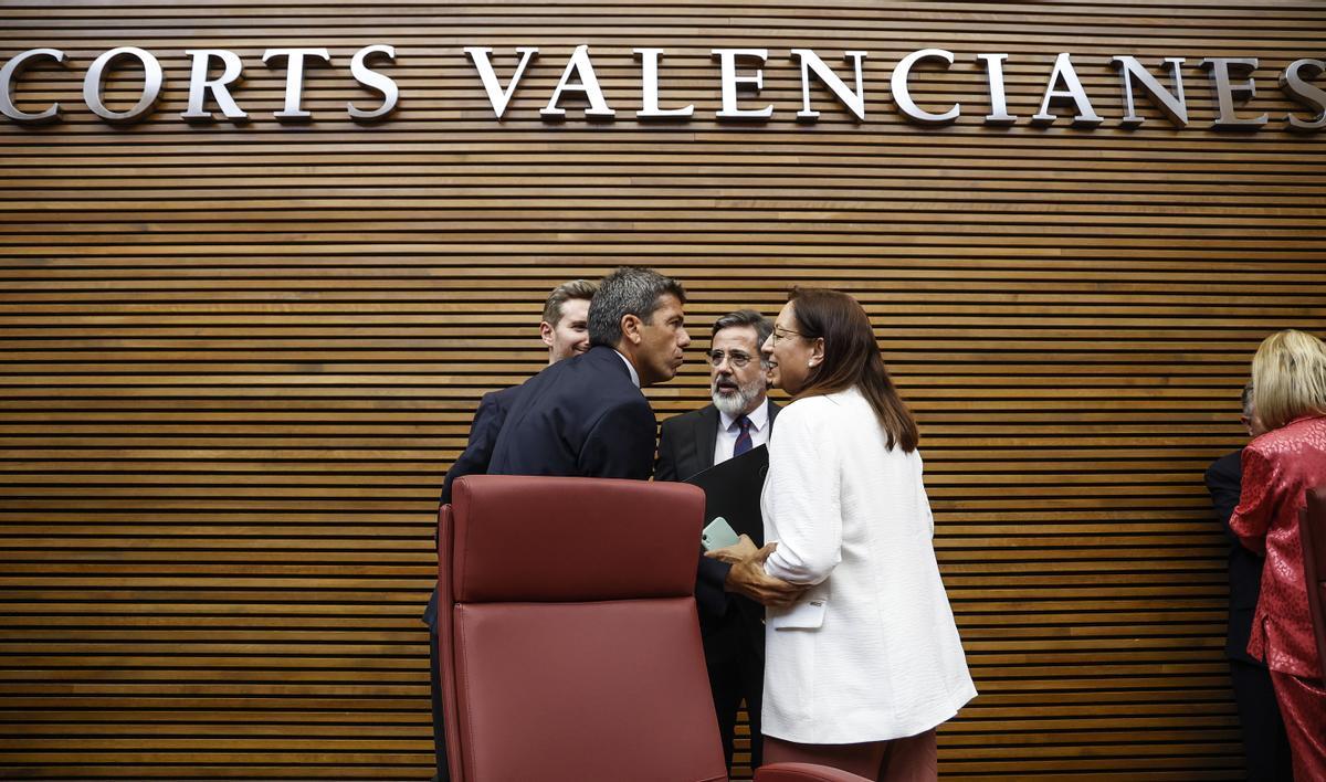 Mazón saluda a Llanos Massó tras ser elegida presidenta de las Corts.