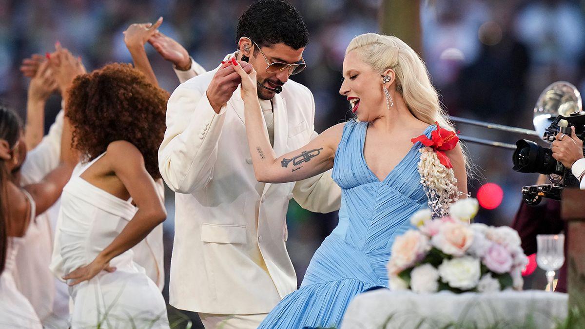 Bad Bunny y Lady Gaga en su actuación en la Super Bowl.