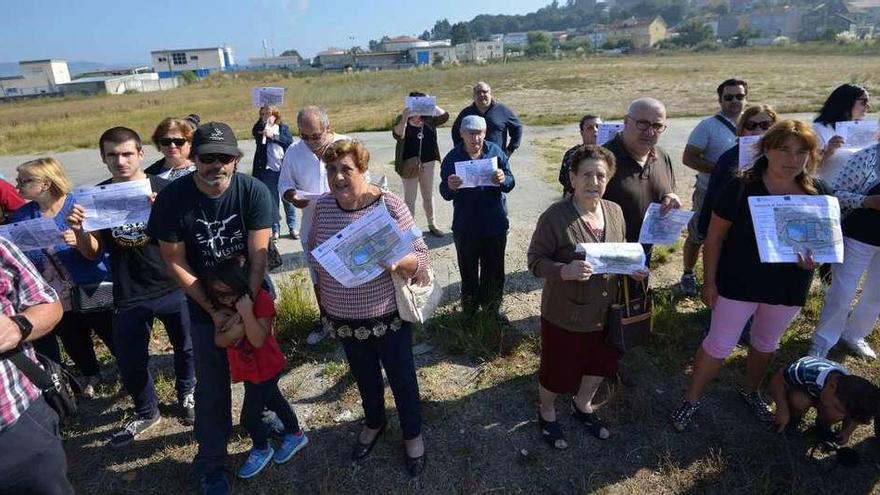 Vecinos de Placeres y Lourizán realizaron ayer una reunión para planificar sus acciones de rechazo a la ampliación de la EDAR. // G. Santos