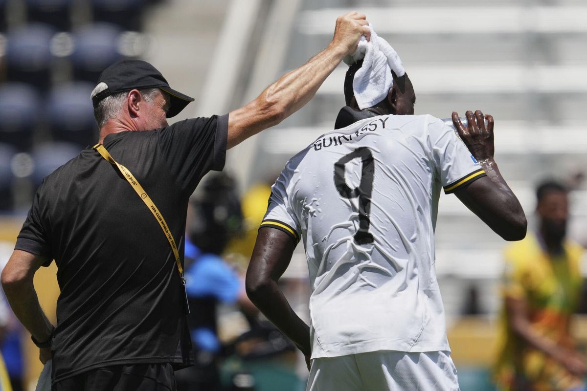 Un asistente refresca a Serhou Guirassy, del Borussia Dortmund, durante el partido.