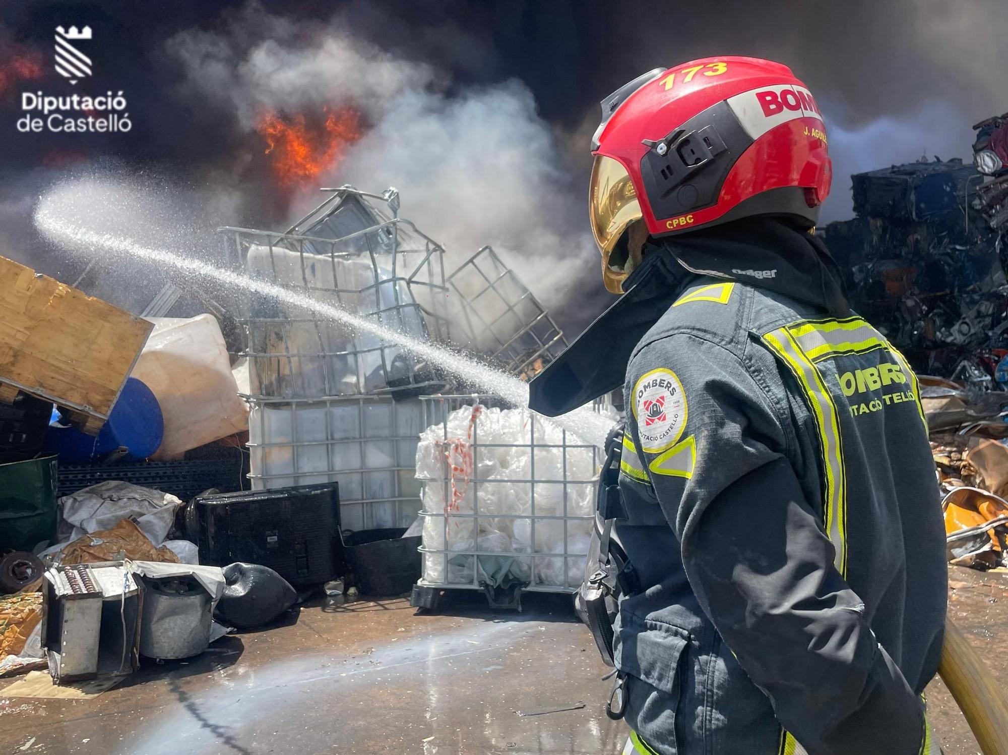 Galería: Espectacular incendio en un desguace de Burriana