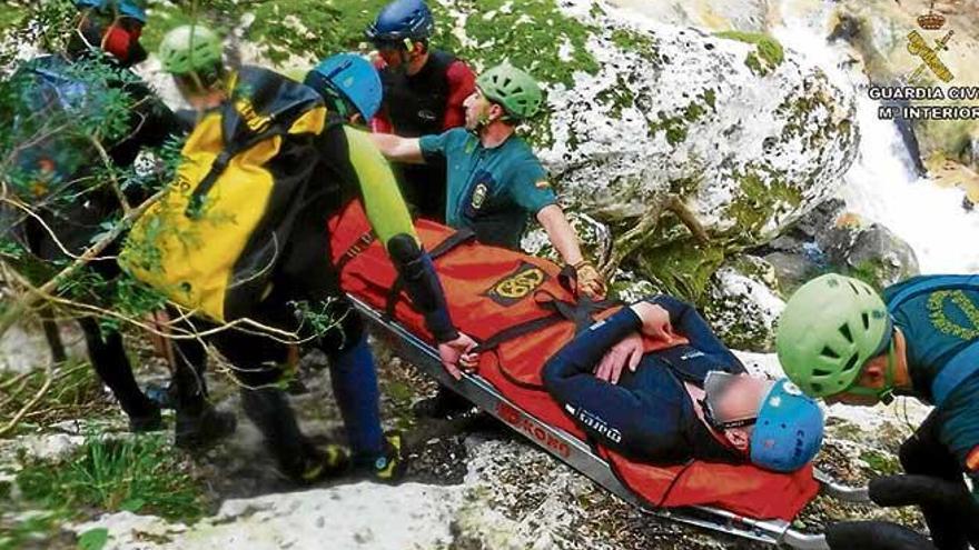 Los servicios de rescate evacuan al barranquista herido.