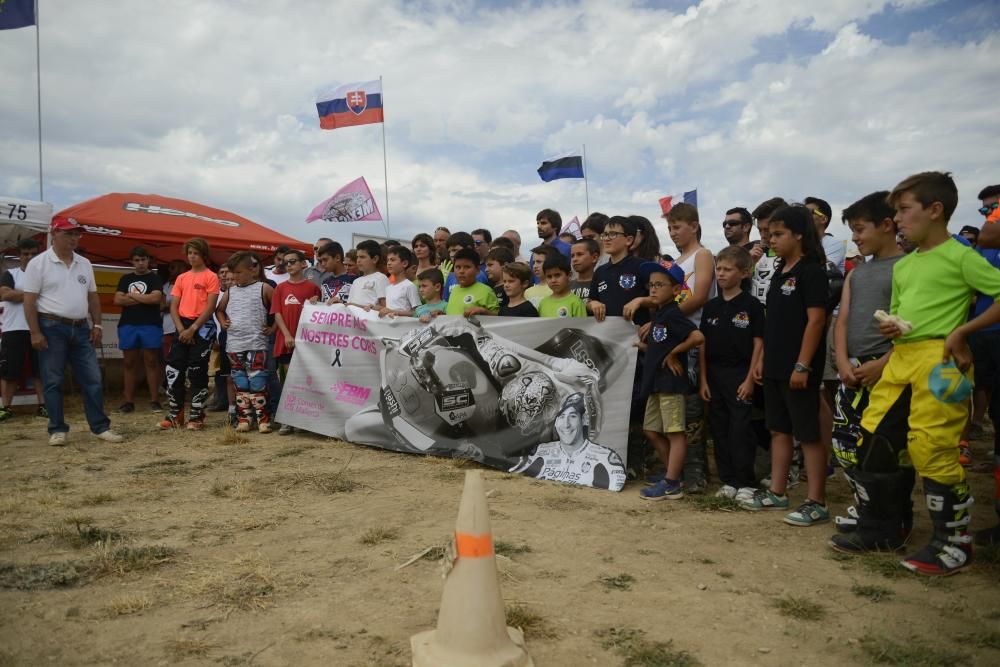 La cantera del motociclismo balear homenajea a Luis Salom en Petra