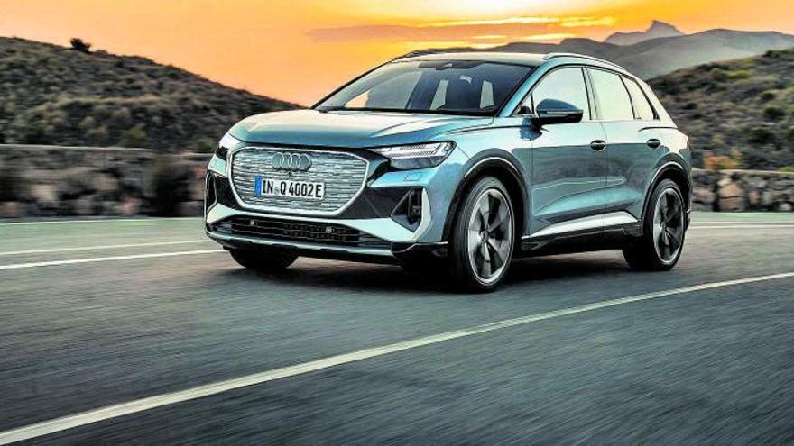 modern i pràctic. Com no podia ser d’una altra manera, l’interior de l’Audi Q4 e-tron és modern i tecnològic, però no per això mancat de funcionalitat. És diàfan i gaudeix d’un volum d’emmagatzematge proper als 25 litres en espais portaobjectes i disposa d’un maleter molt accessible de 520 litres. audi