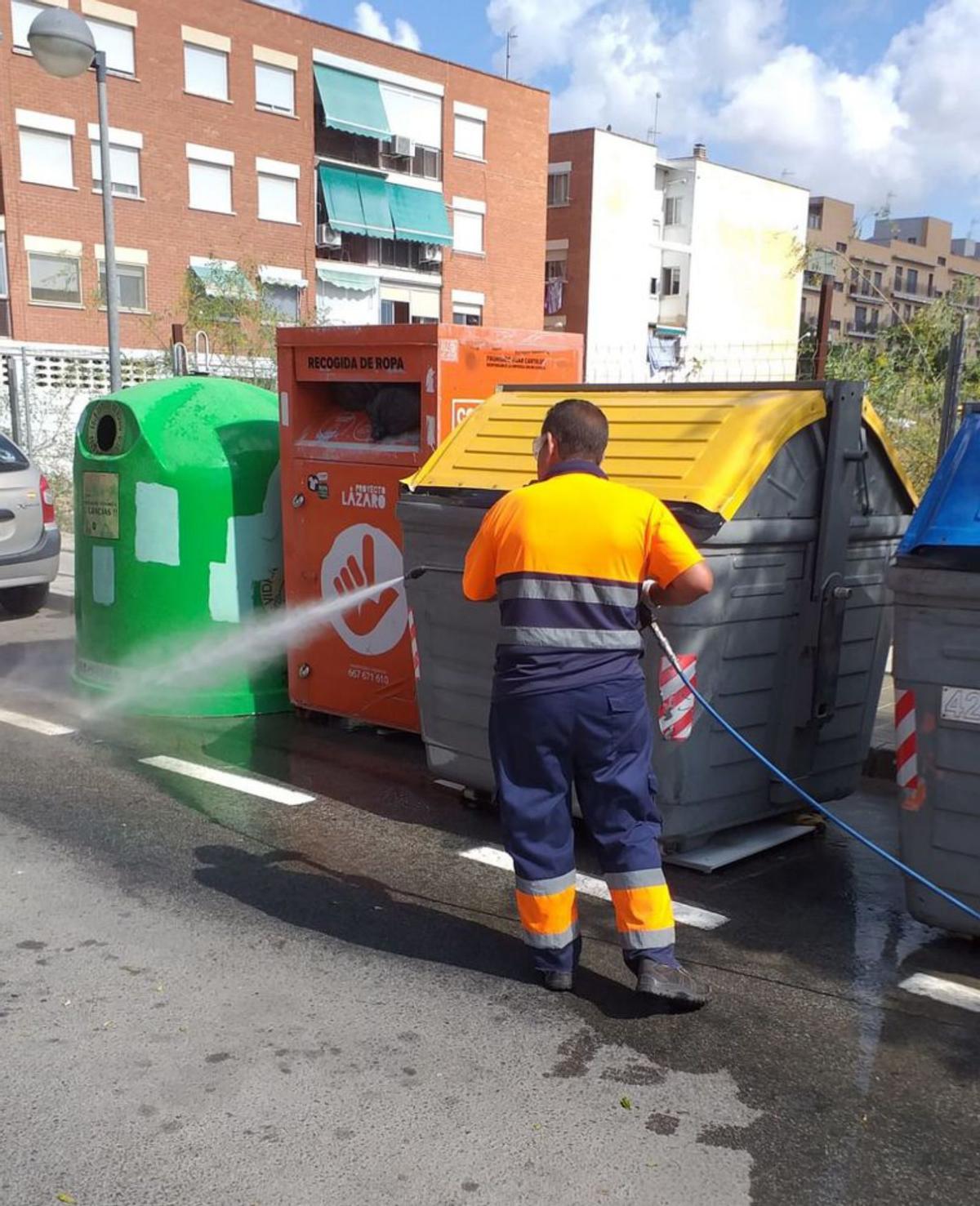 Las incidencias que trasladan los ciudadanos a la empresa responsable de la limpieza y recogida de residuos han bajado en los barrios, el centro y las playas. | INFORMACIÓN