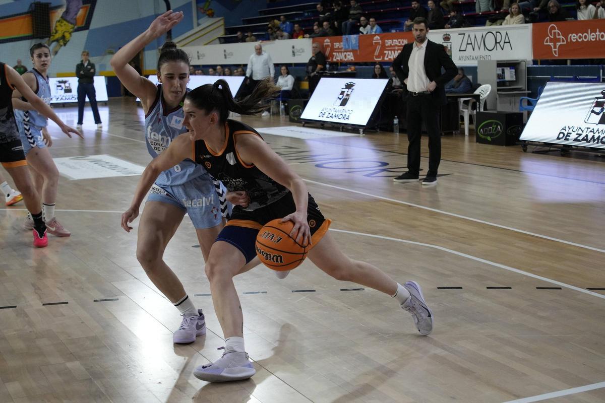Ana Tainta trata de avanzar defendida por una jugadora de Celta Femxa.