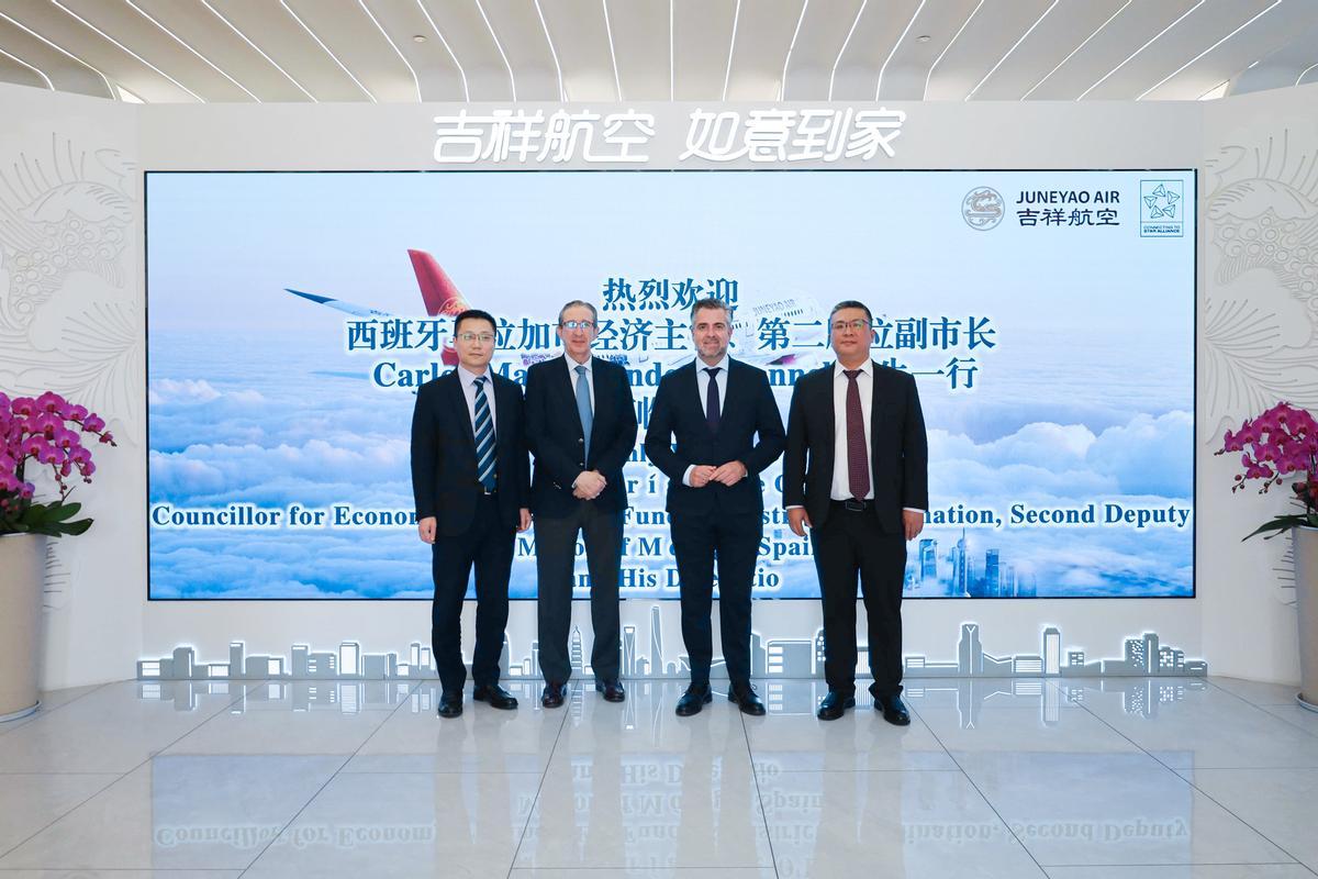 Carlos Conde junto a autoridades de la aerolínea China