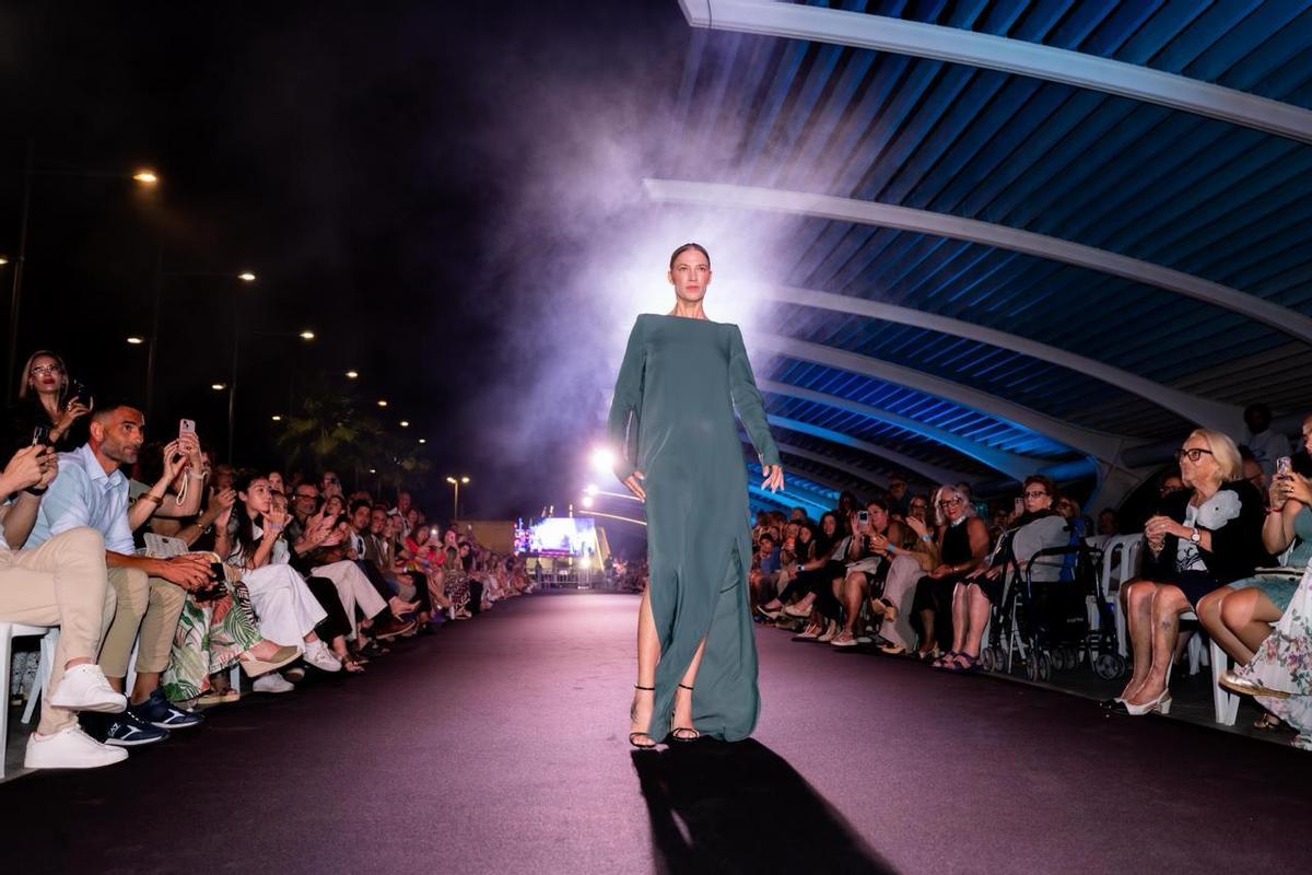 La supermodelo Laura Sánchez, con uno de los modelos de la colección 'Verde' de Eduardo Navarrete
