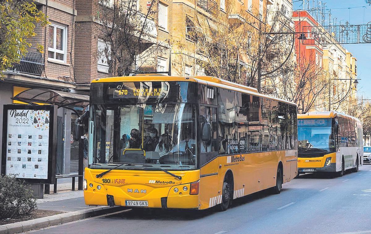 Autobuses de la línea CV-106 del servicio de transporte metropolitano a su paso por Xirivella