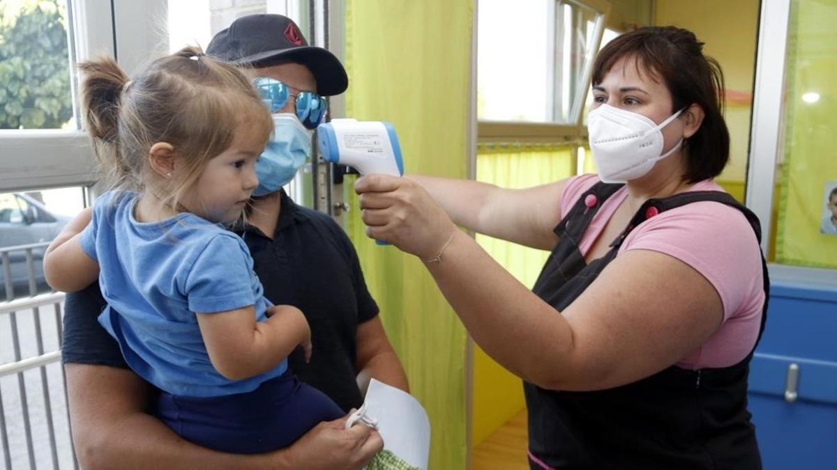 Toma de temperatura en la guardería municipal de Golmés.