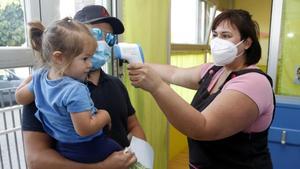 Toma de temperatura en la guardería municipal de Golmés.