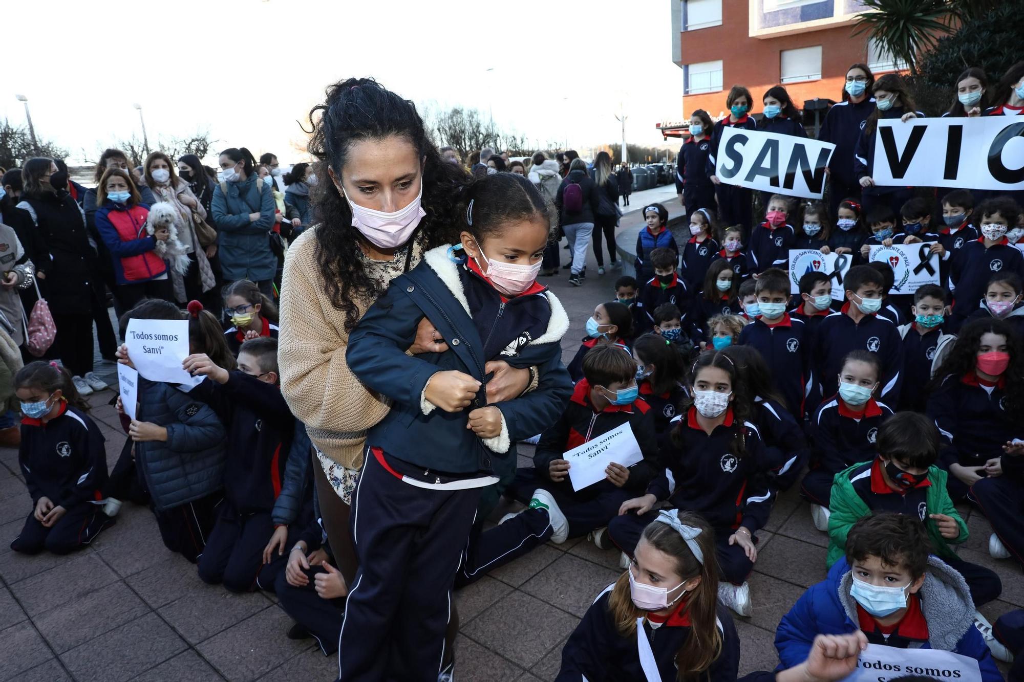 La concentración de profesores, alumnos y familias del San Vicente, en imágenes