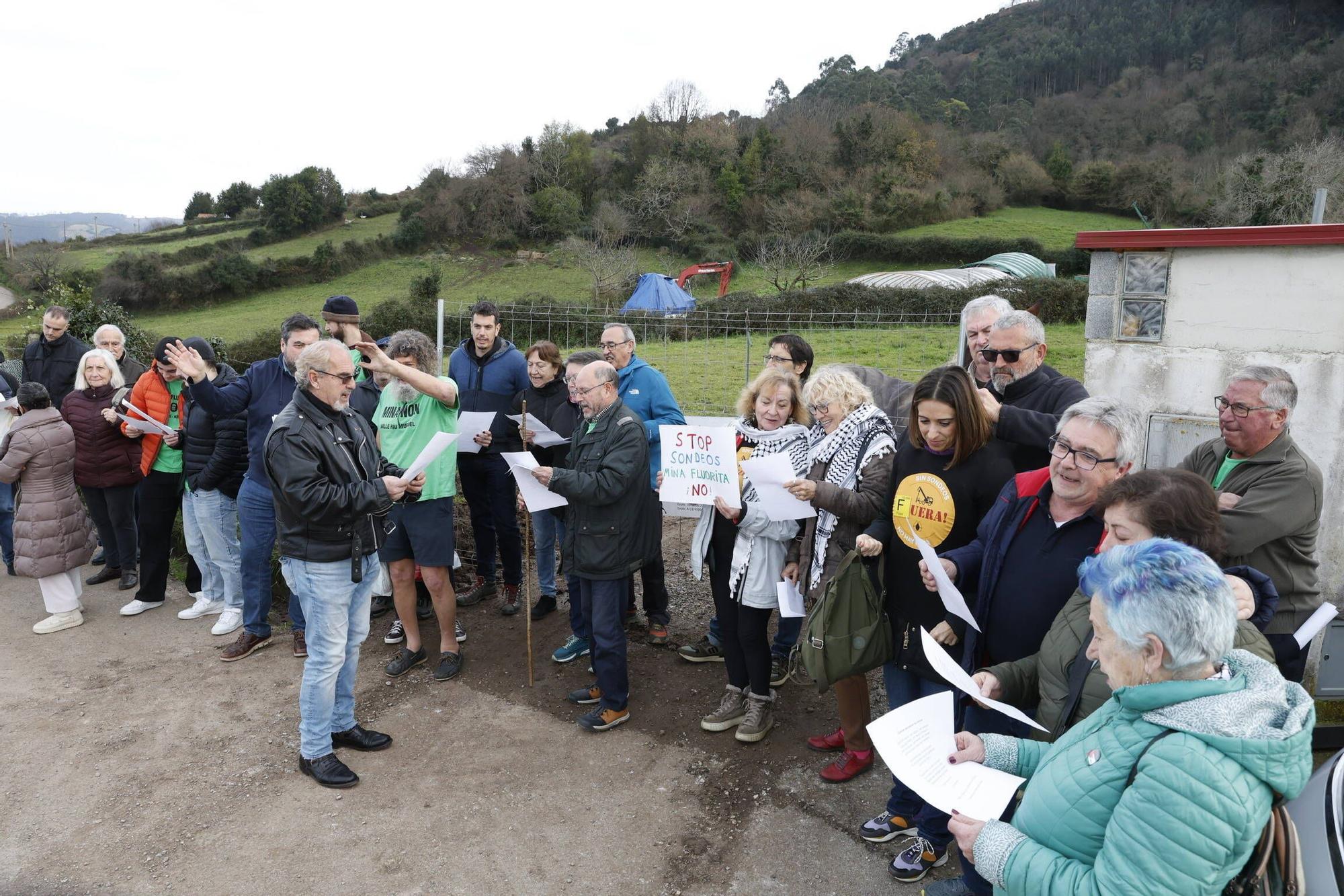 La concentración en Huerces contra los sondeos ilegales, en imágenes