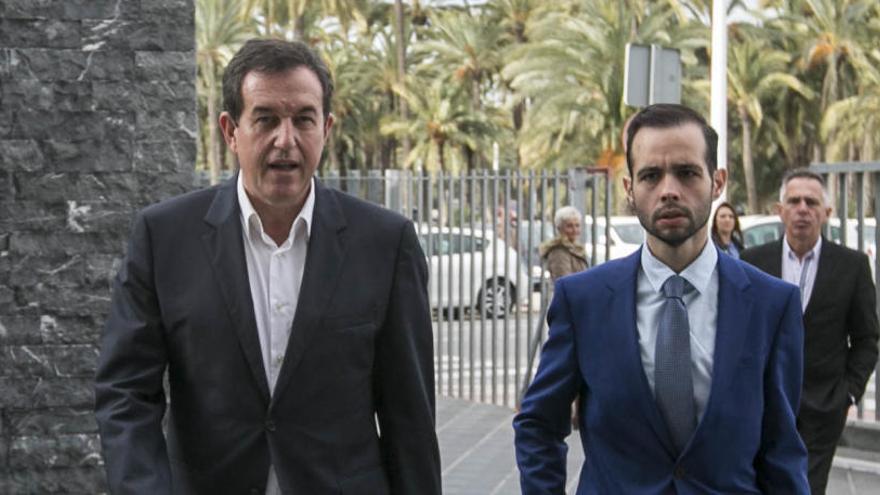 Juan Anguix, entrando en la Ciudad de la Justicia de Elche