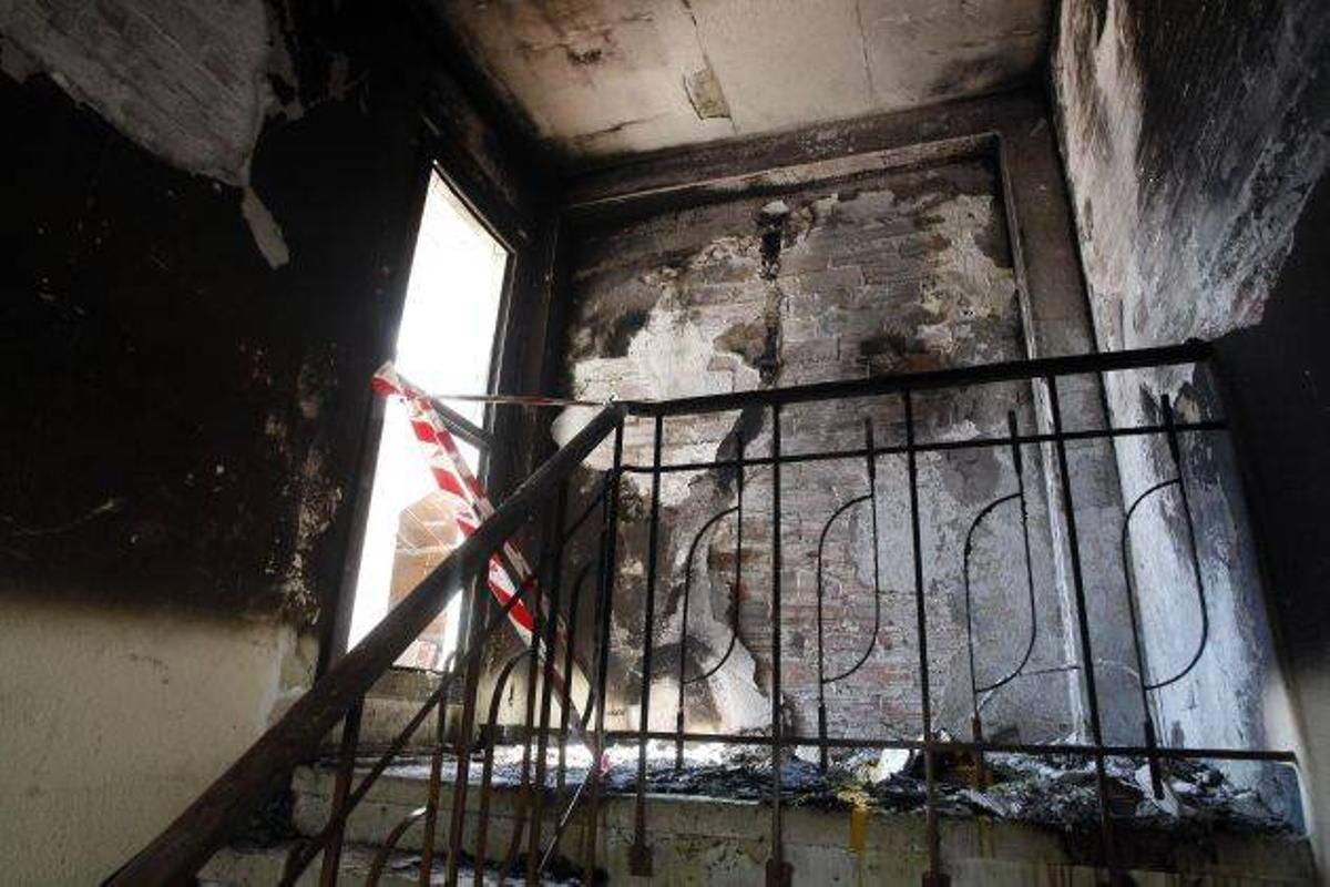 Un incendio bajo el tejado obliga a desalojar un edificio