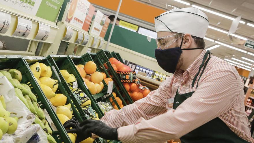 Trabajador de Consum en un supermercado de la cooperativa.