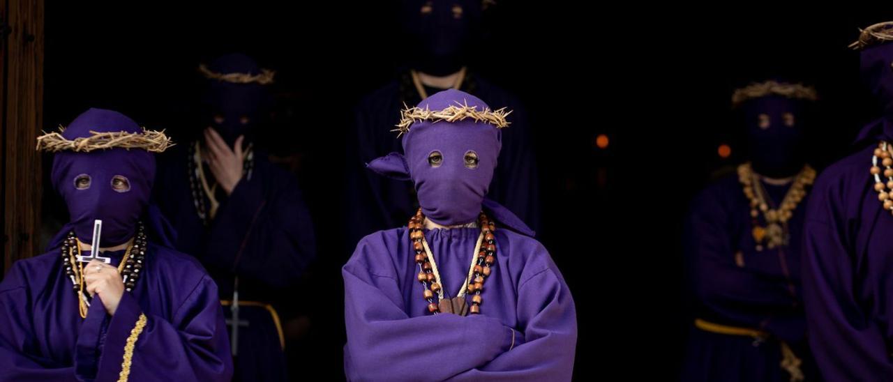 Nazarenos en actitud de recogimiento durante la tarde del Jueves Santo. | Emilio Fraile