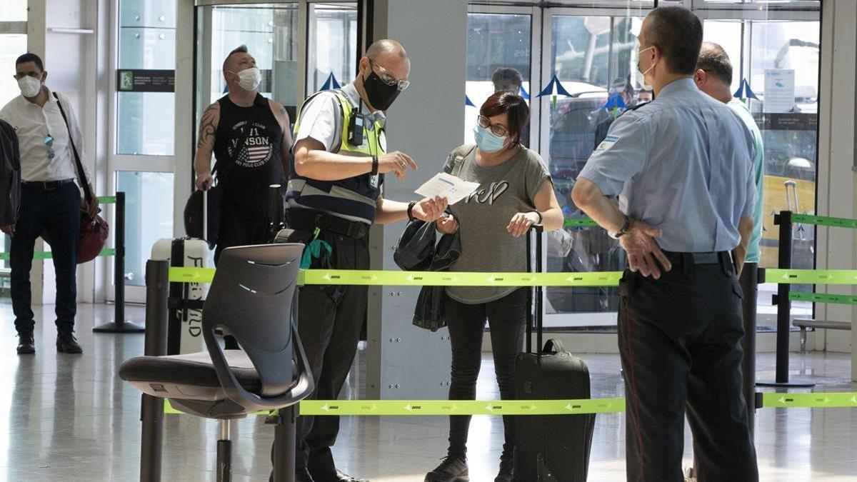 Control de seguridad en la ehtrada del aeropuerto del Prat, el 1 de julio del 2020