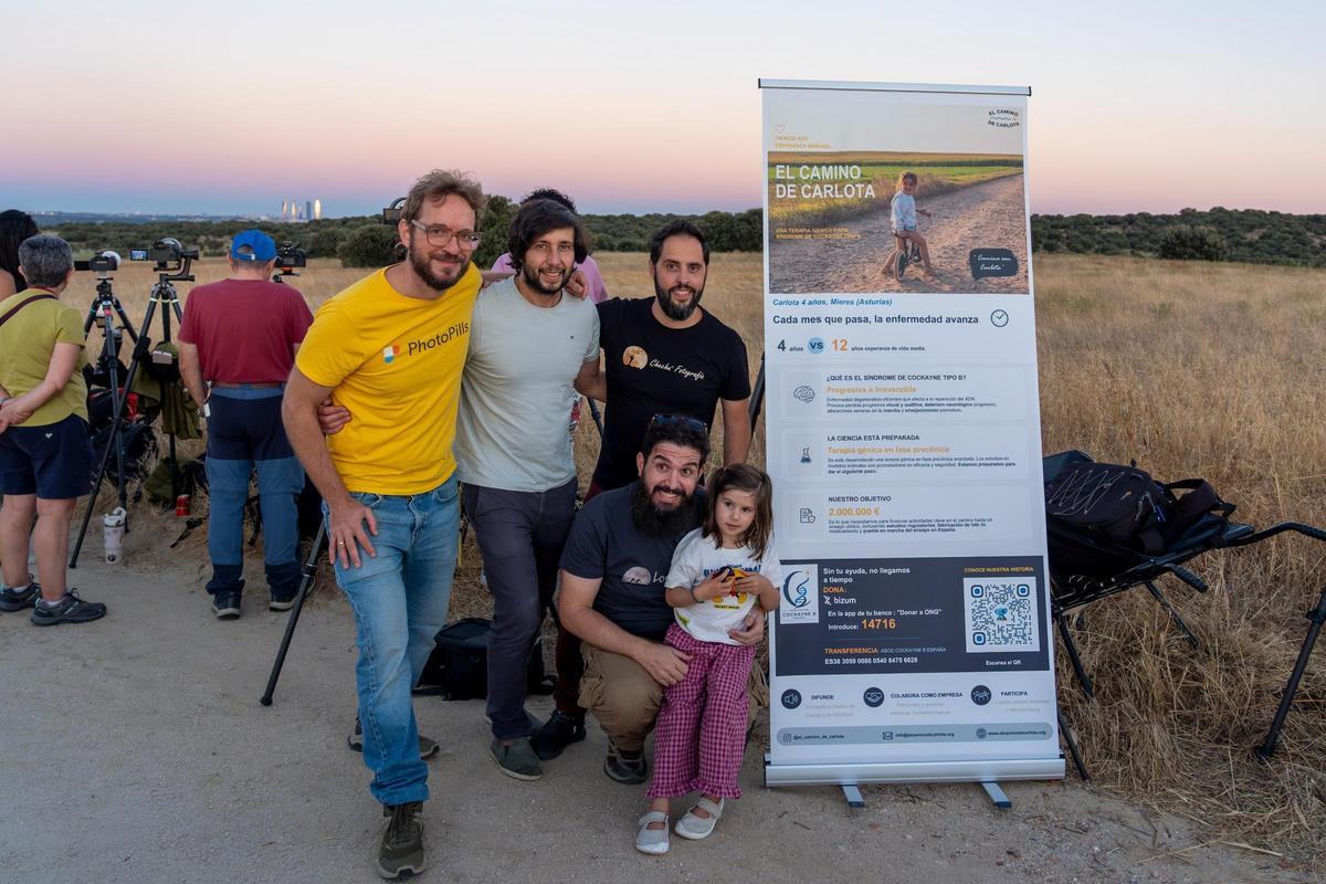 Carlota Senís con su padre Enrique y más fotógrafos durante el evento de observación del eclipse lunar.