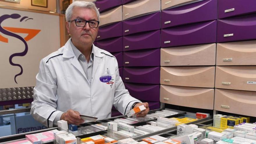 Carlos Varela, en su farmacia de la avenida de Arteixo, en A Coruña.